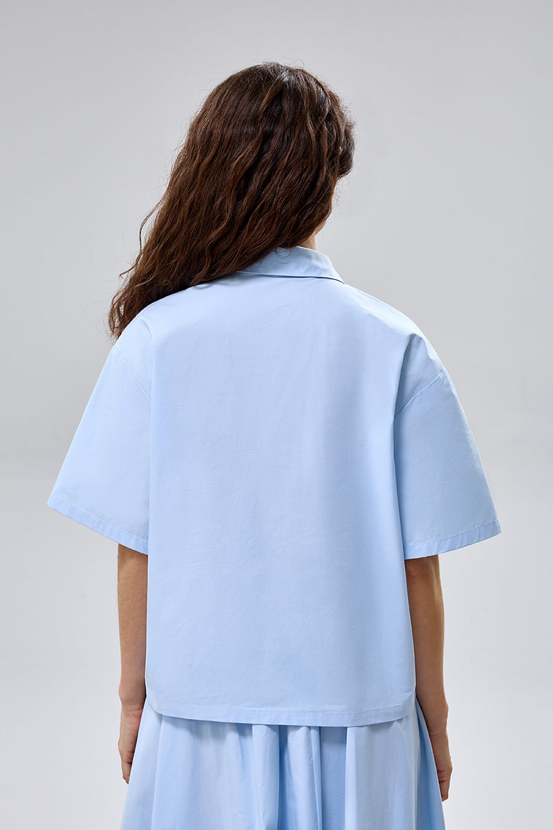 بلوزة بأكمام قصيرة وياقة