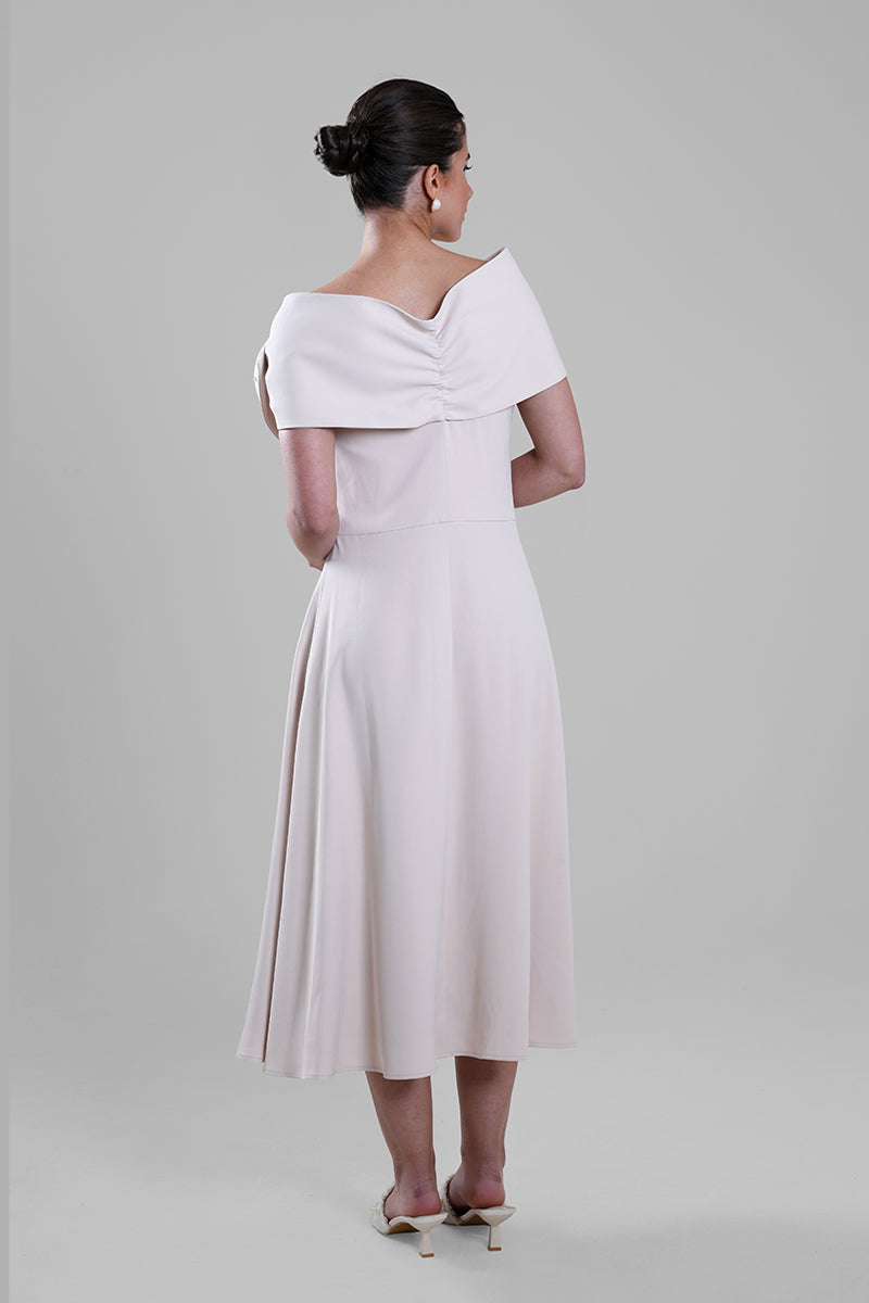 فستان ميدي بياقة مزينة بعقدة بارزة