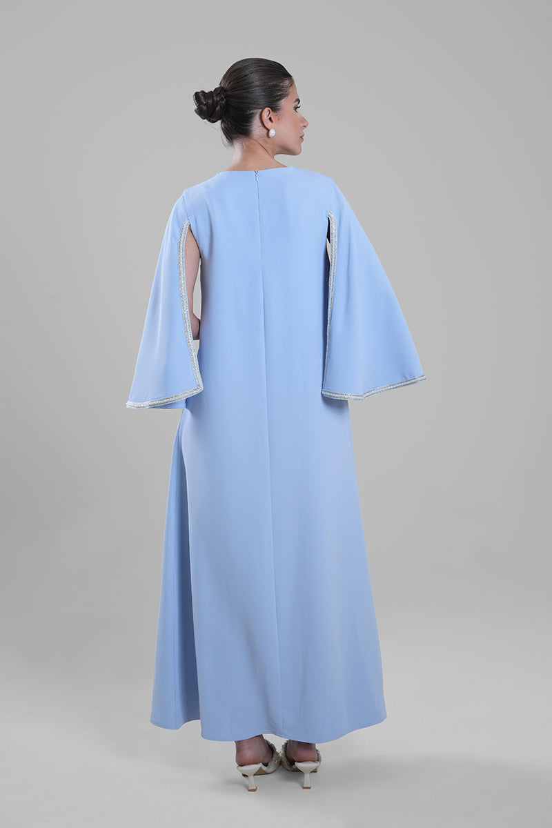 فستان ماكسي بأكمام كيب مشقوقة