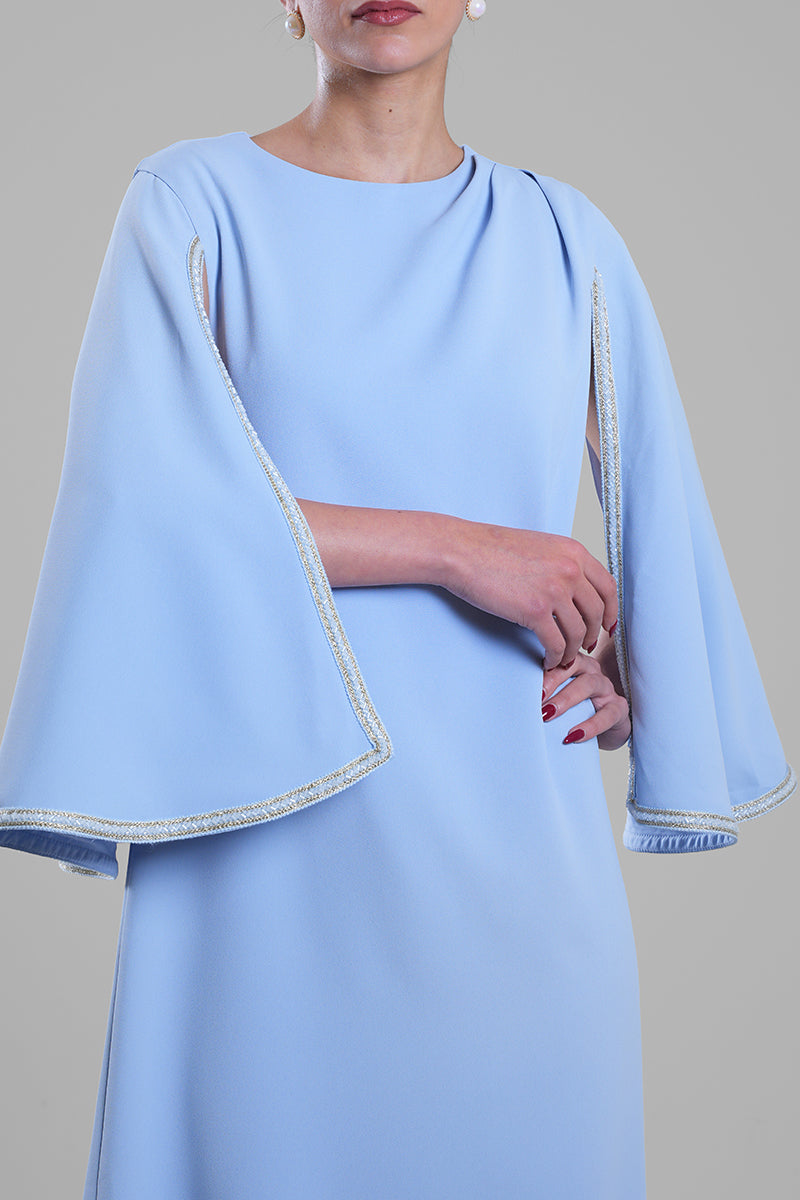 فستان ماكسي بأكمام كيب مشقوقة