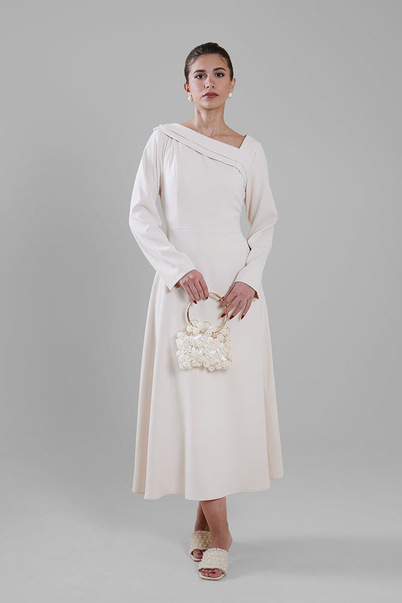 فستان ماكسي بياقة غير متماثلة