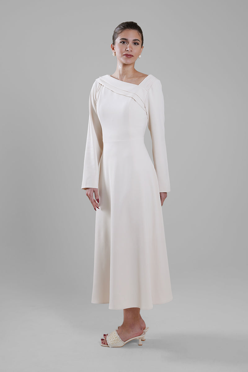 فستان ماكسي بياقة غير متماثلة