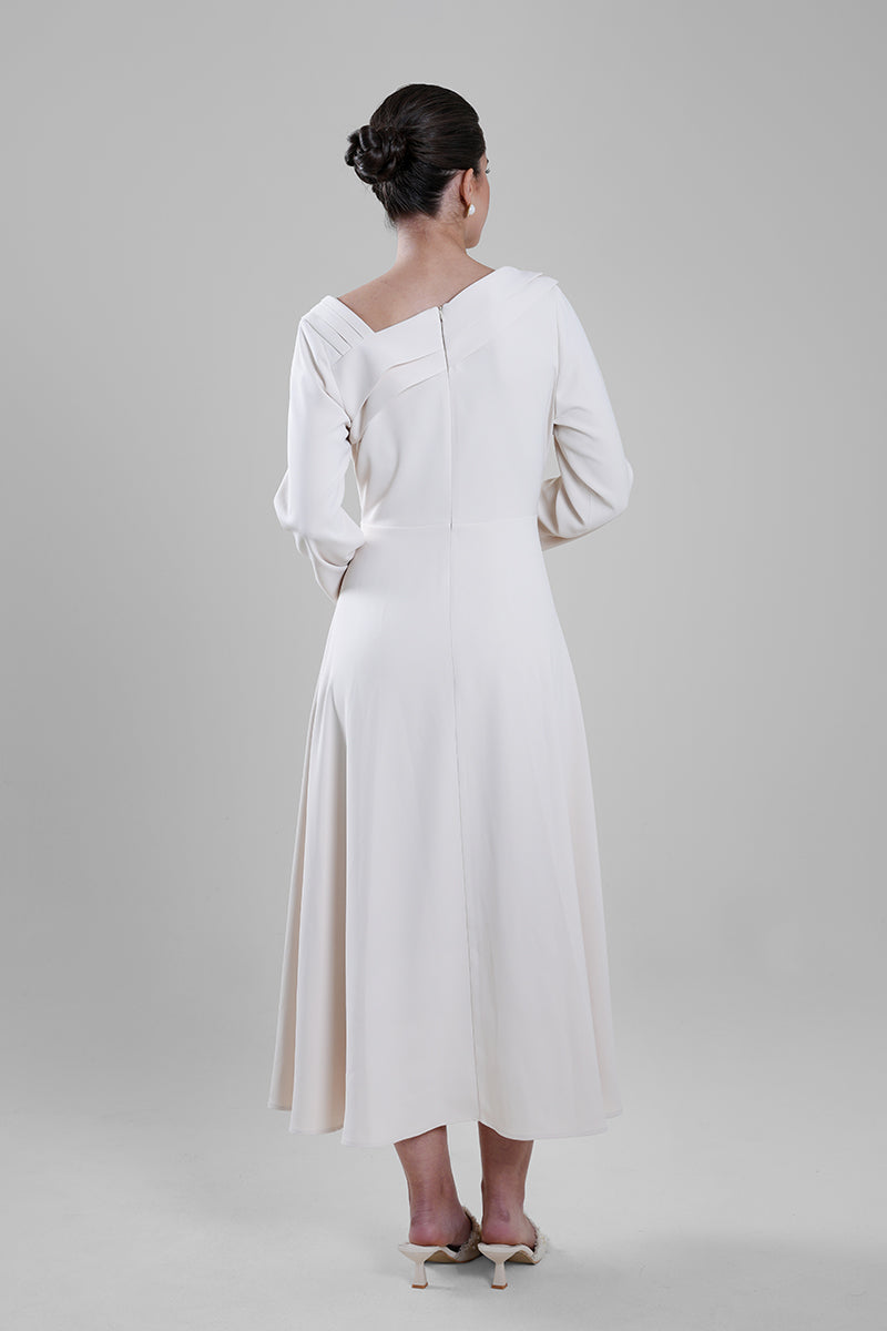 فستان ماكسي بياقة غير متماثلة