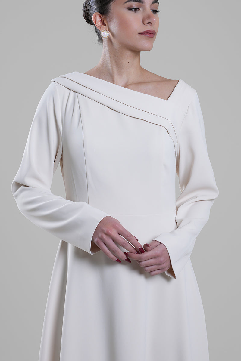 فستان ماكسي بياقة غير متماثلة