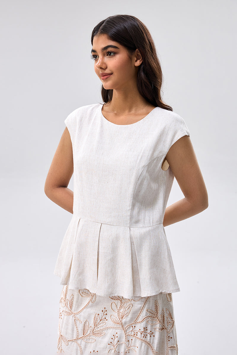 بلوزة بدون اكمام بقصة أنيقة