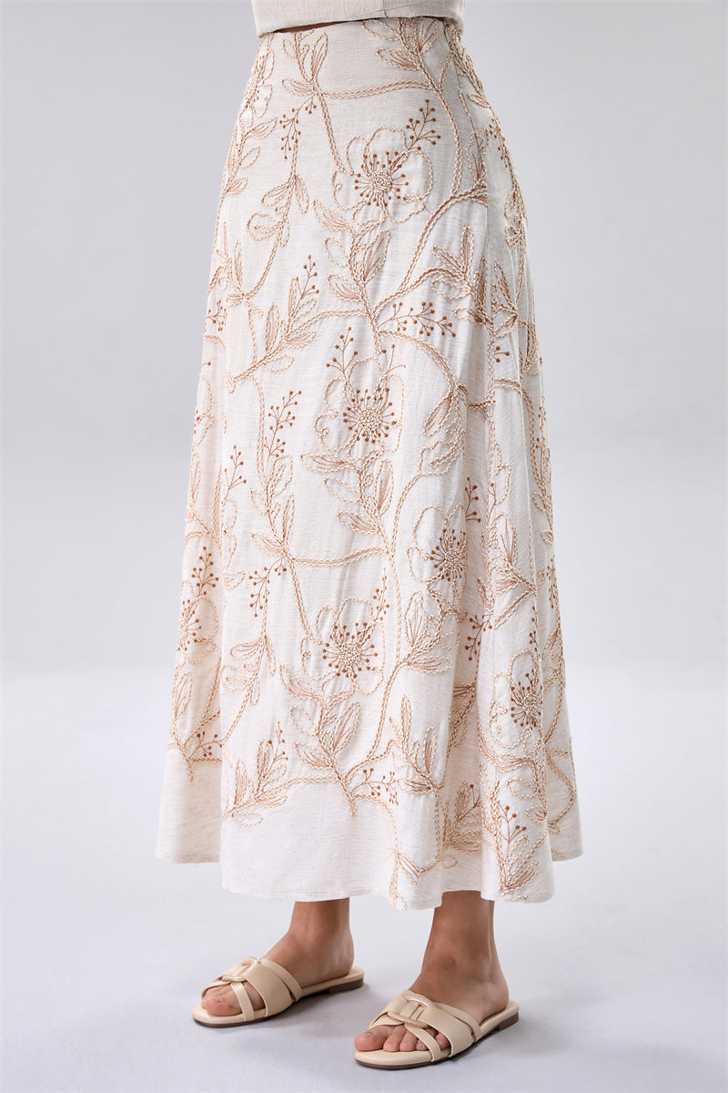 تنورة طويلة مطرزة