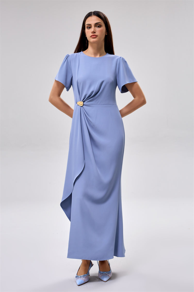 فستان بتصميم منسدل مع تفصيل جانبي