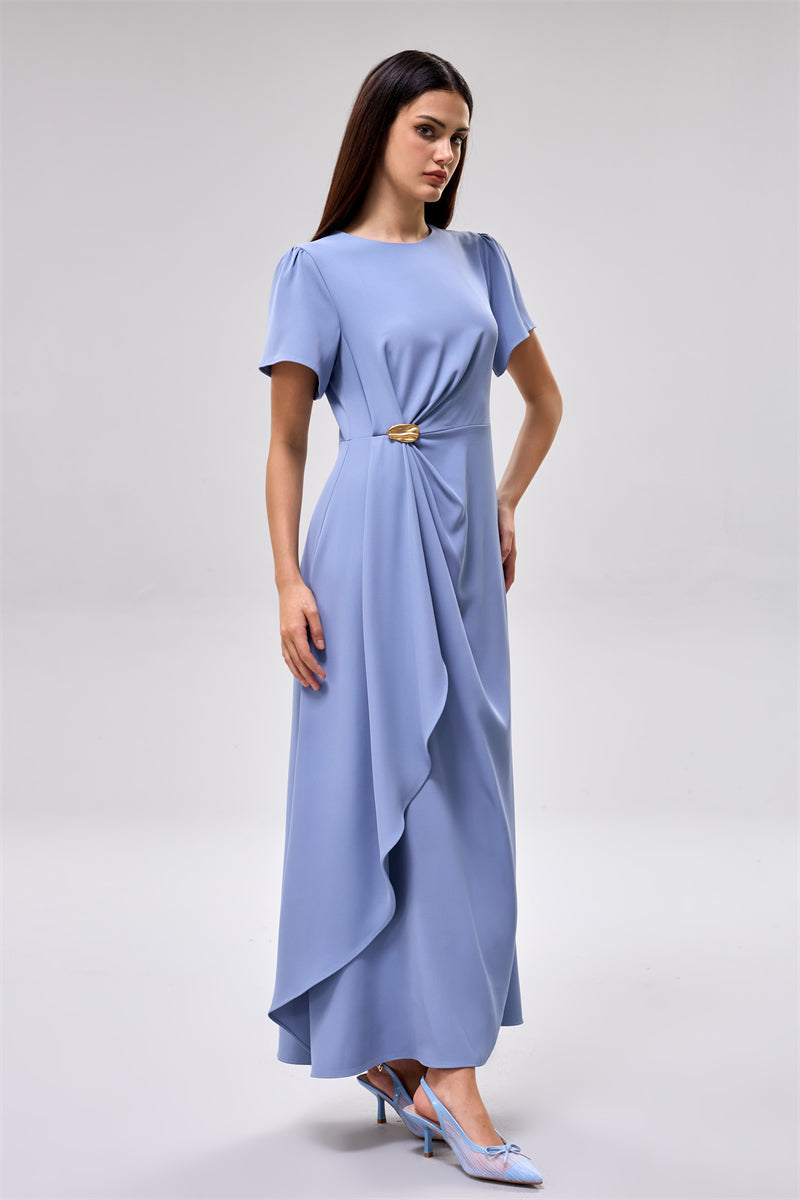 فستان بتصميم منسدل مع تفصيل جانبي