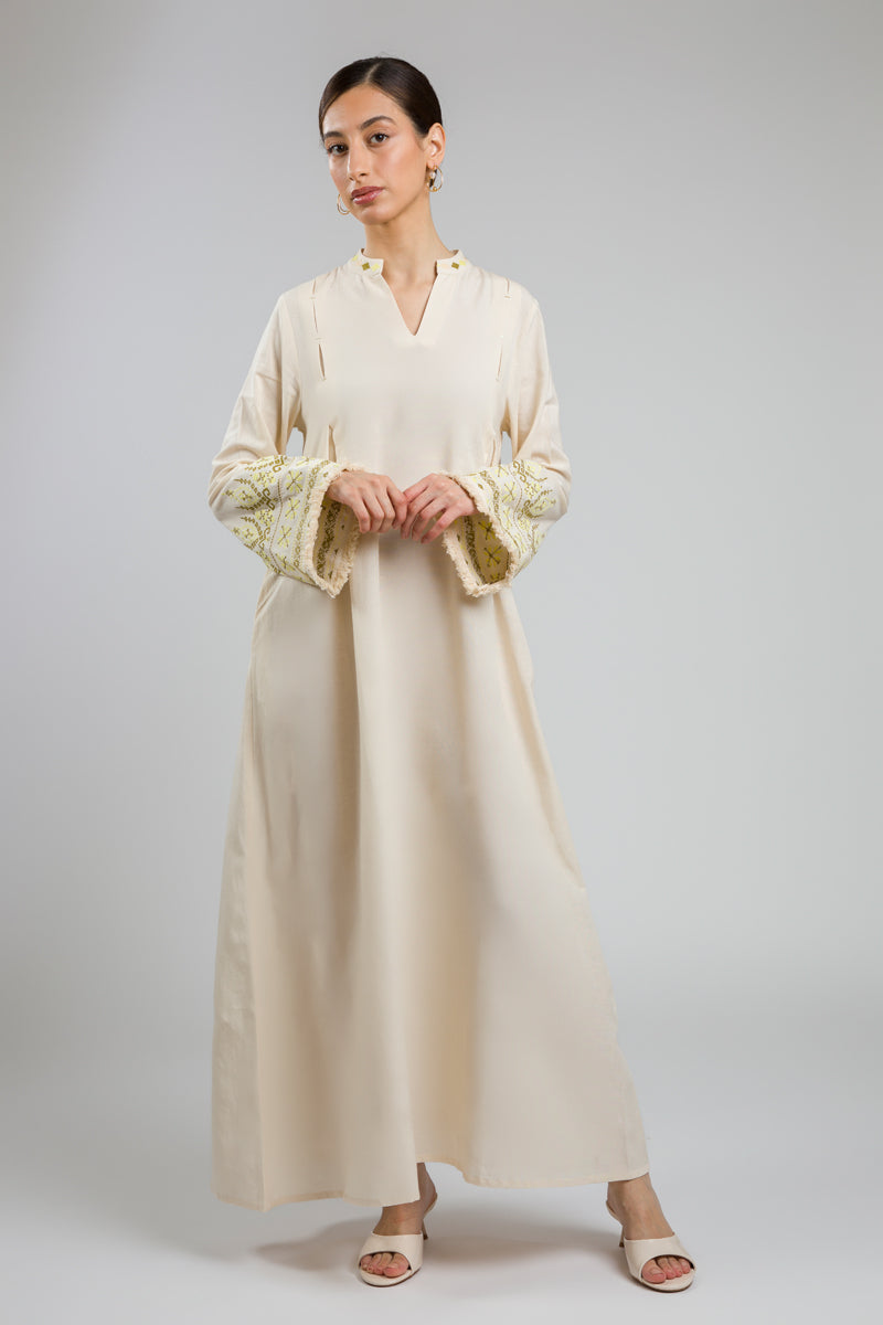 فستان ماكسي بأكمام مطرزة