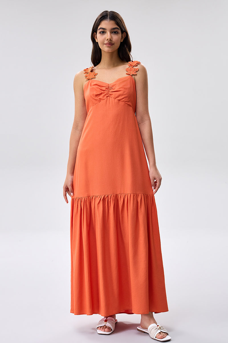 فستان ماكسي بتفاصيل حمالات مزخرفة