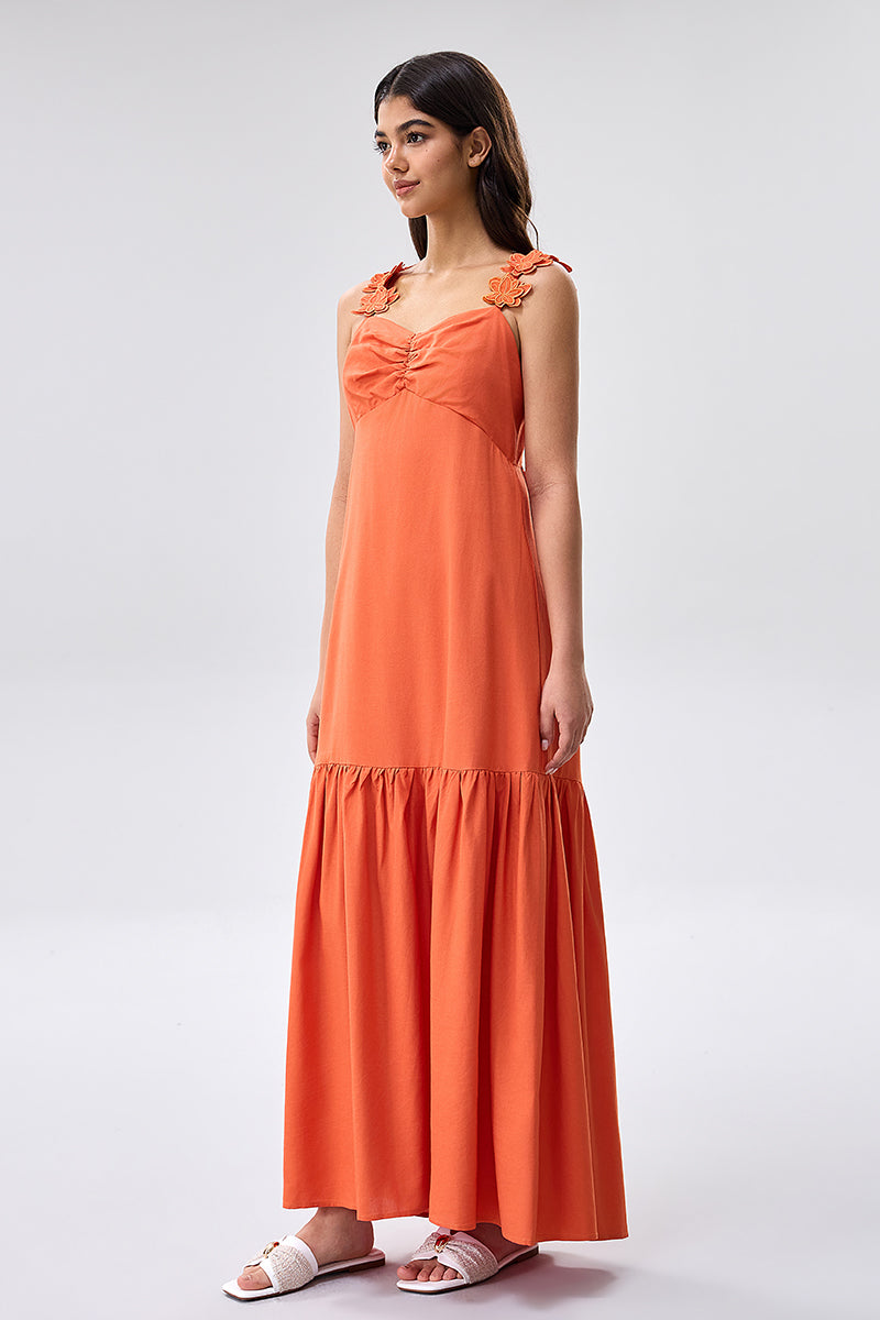 فستان ماكسي بتفاصيل حمالات مزخرفة