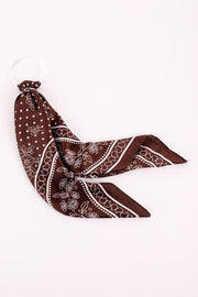 وشاح مربع بنقشة