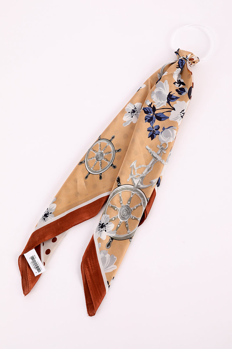 وشاح مربع بنقشة