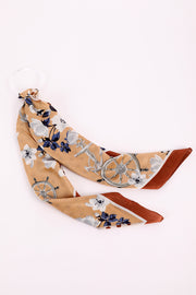 وشاح مربع بنقشة