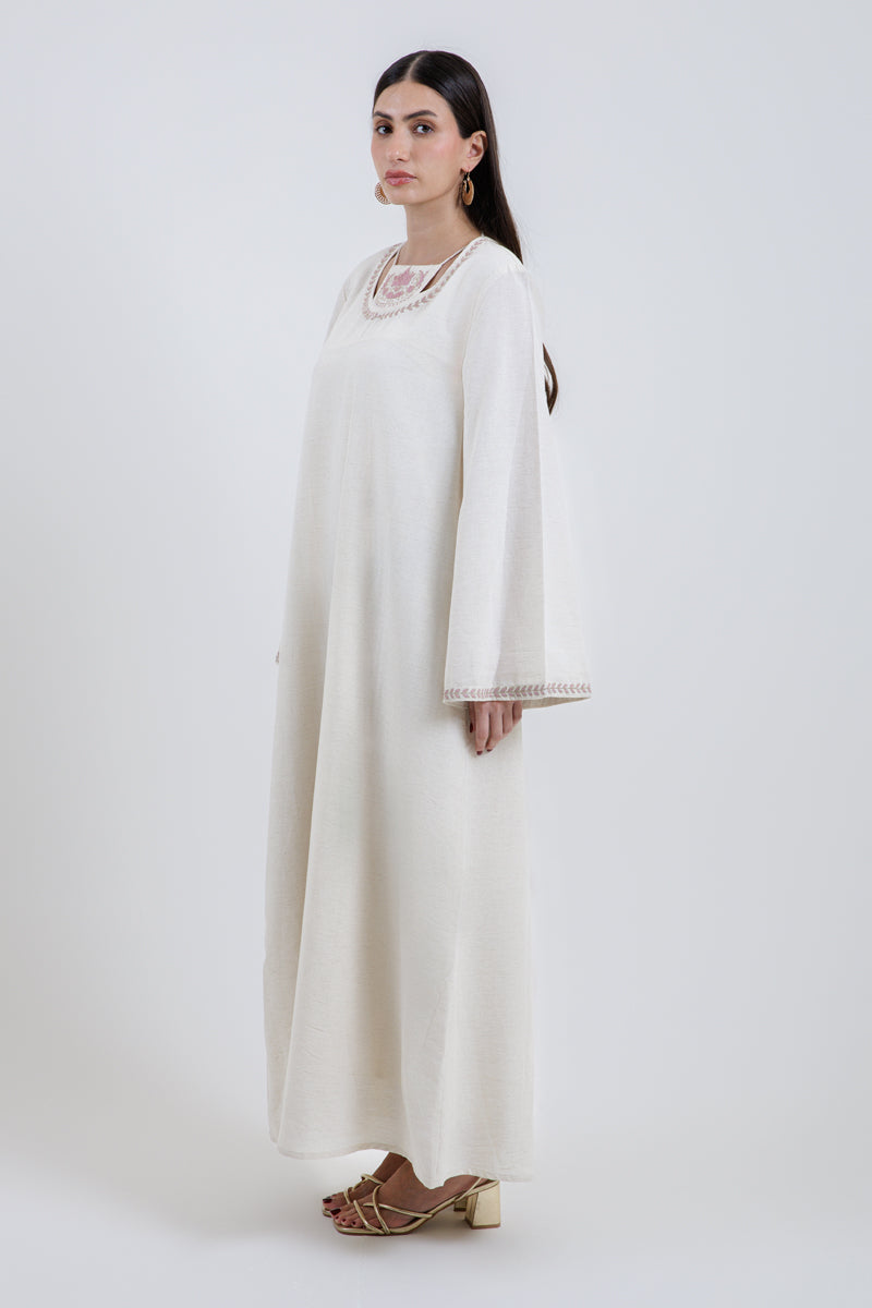 فستان ماكسي بتطريز عند الياقة