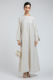 فستان ماكسي بتفاصيل مزخرفة