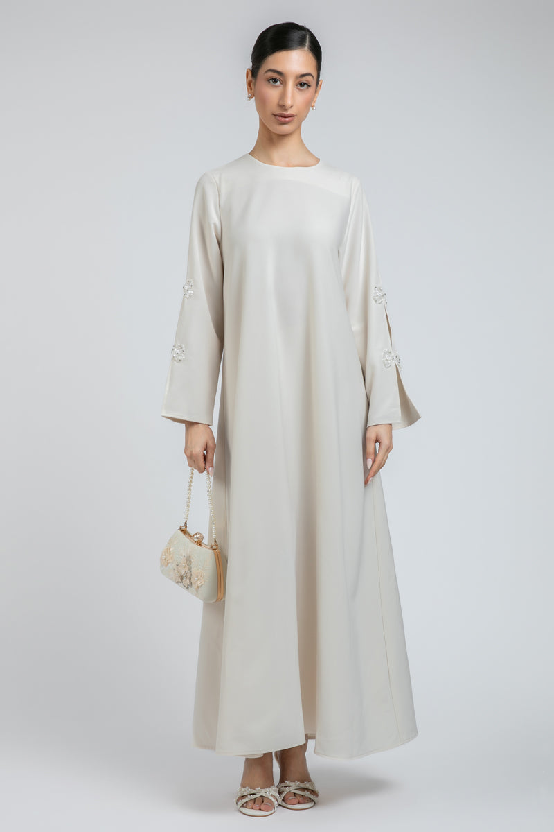 فستان ماكسي بتفاصيل مزخرفة