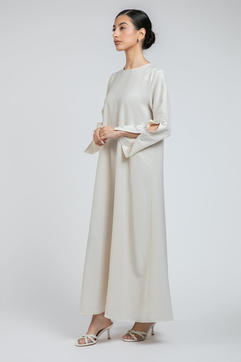 فستان ماكسي بتفاصيل مزخرفة