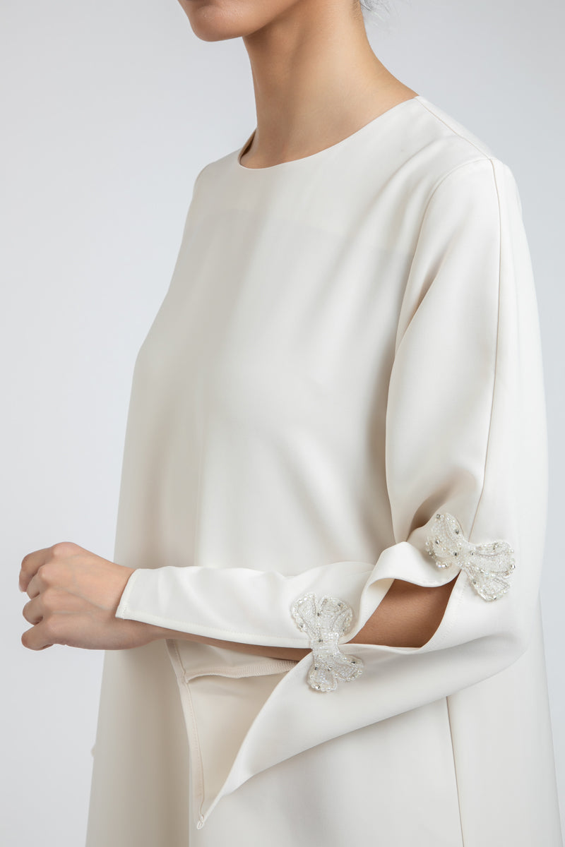 فستان ماكسي بتفاصيل مزخرفة