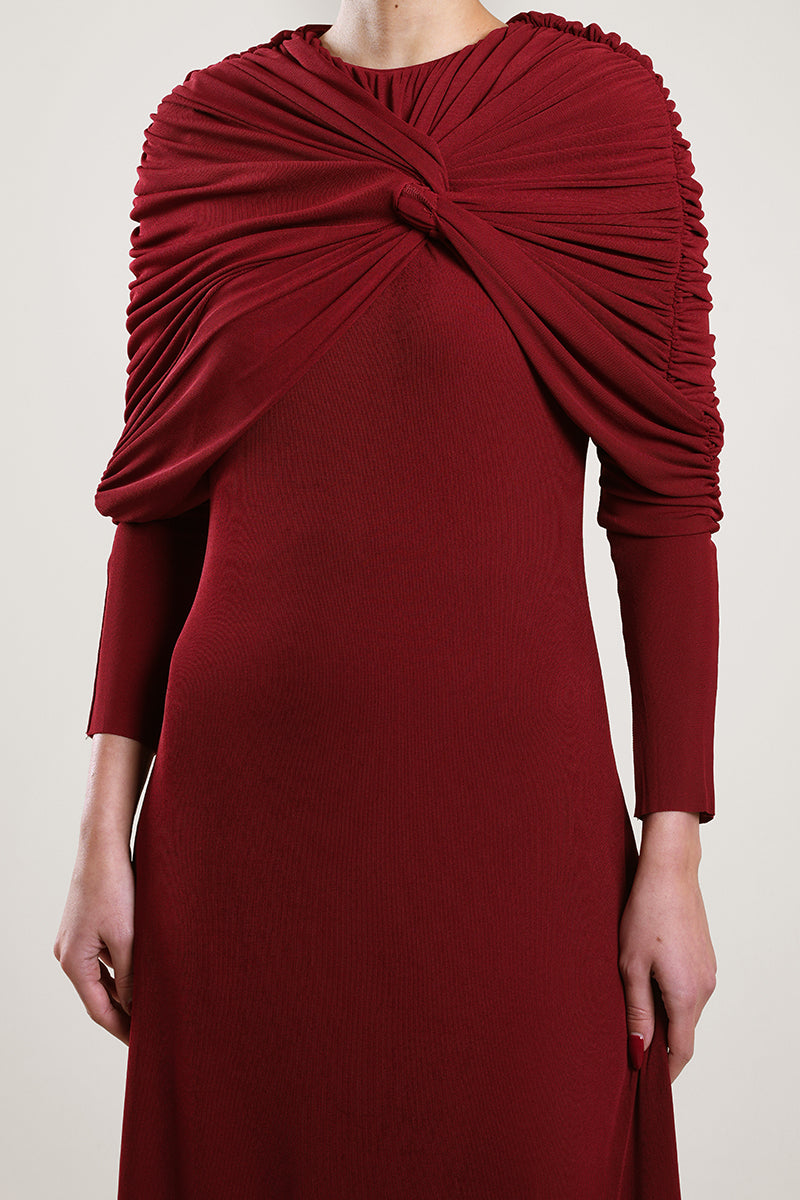 فستان سهرة طويل بتصميم منسدل