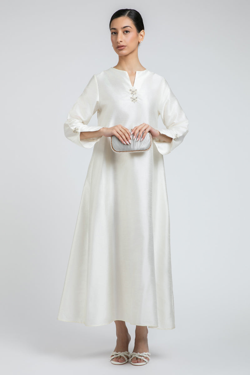 فستان ماكسي بتفاصيل على الياقة