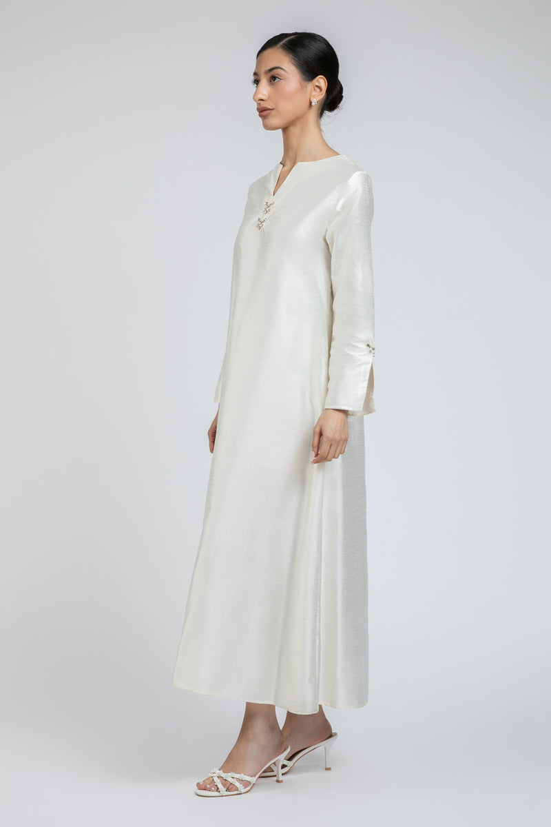 فستان ماكسي بتفاصيل على الياقة