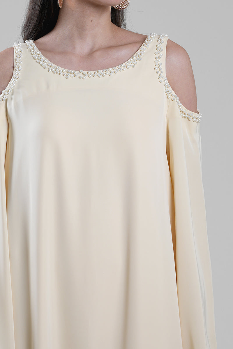 فستان طويل بأكتاف مكشوفة