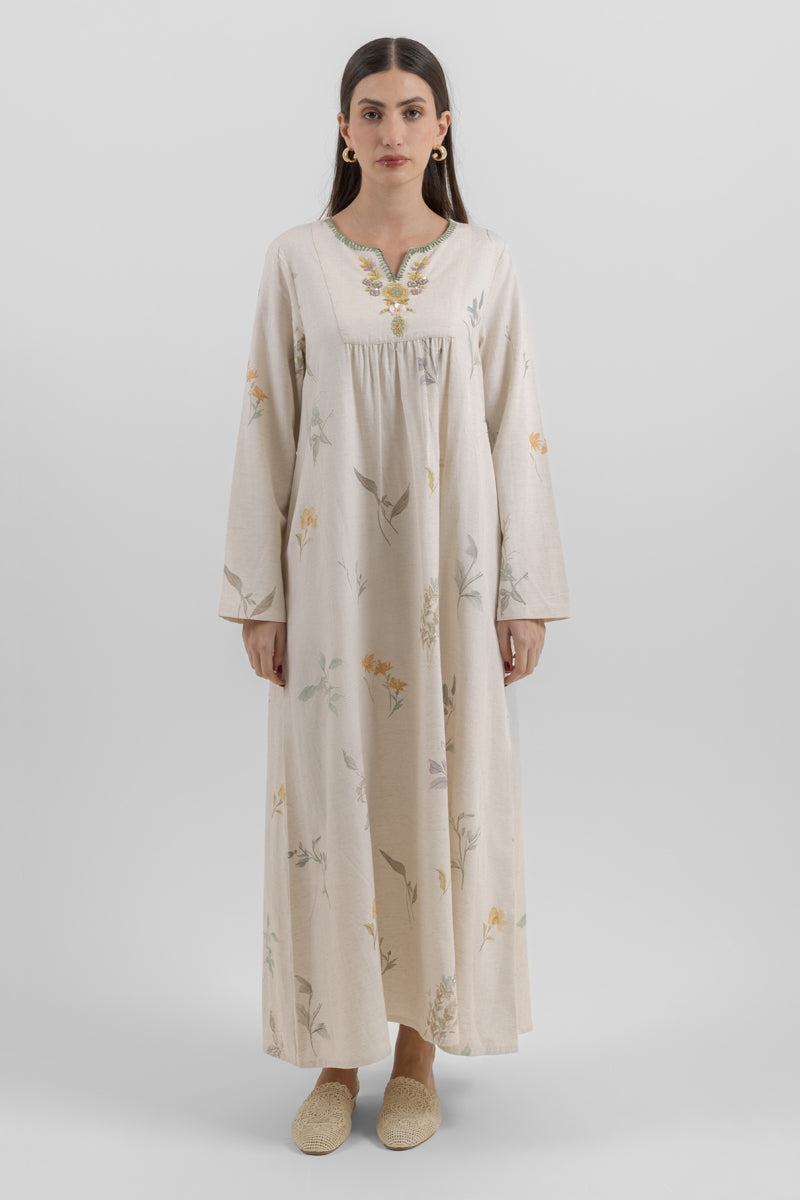 فستان طويل بطبعة زهور وتصميم انسيابي