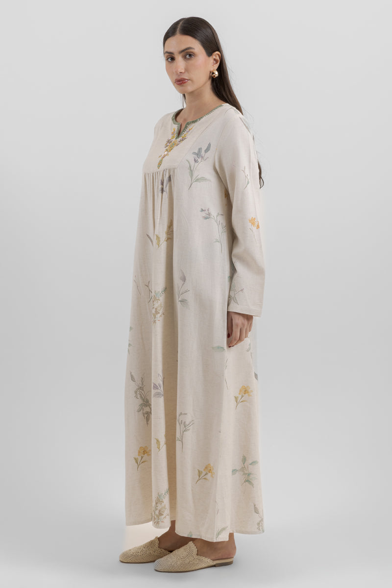 فستان طويل بطبعة زهور وتصميم انسيابي