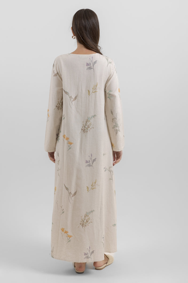 فستان طويل بطبعة زهور وتصميم انسيابي