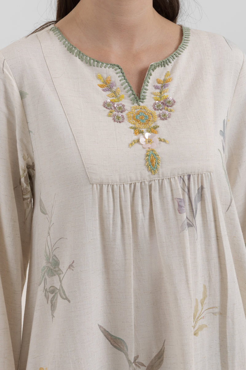 فستان طويل بطبعة زهور وتصميم انسيابي