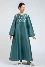 فستان طويل بتطريز ناعم وأكمام واسعة