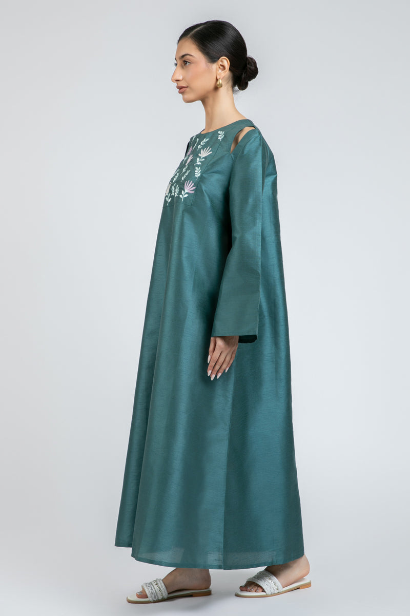 فستان طويل بتطريز ناعم وأكمام واسعة