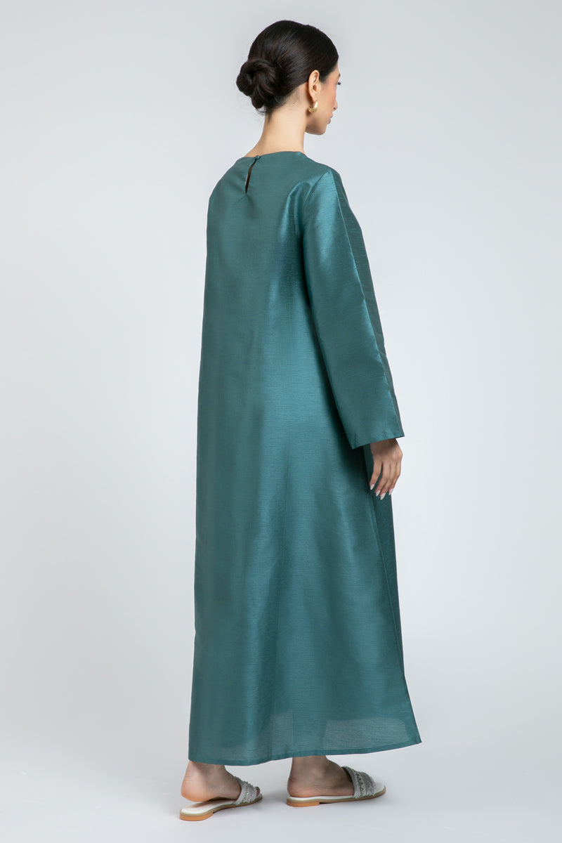 فستان طويل بتطريز ناعم وأكمام واسعة