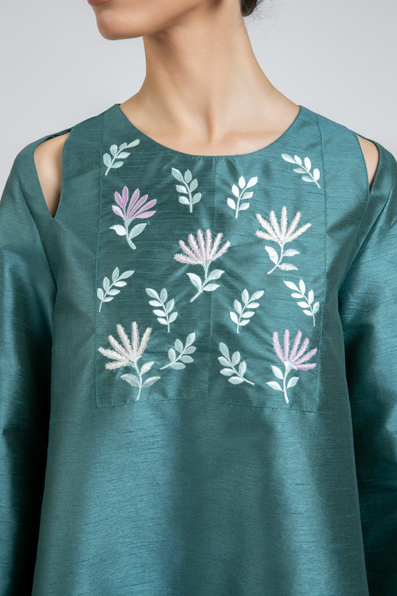 فستان طويل بتطريز ناعم وأكمام واسعة