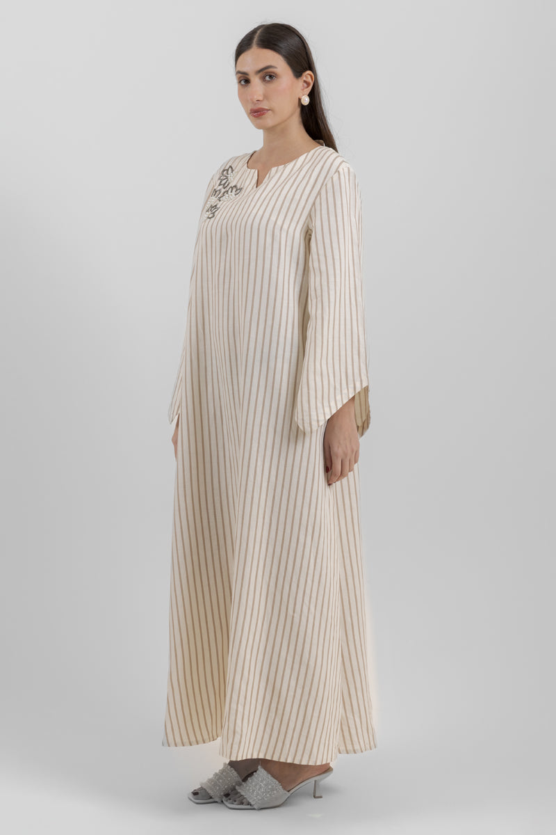 فستان طويل مخطط بتطريز جانبي