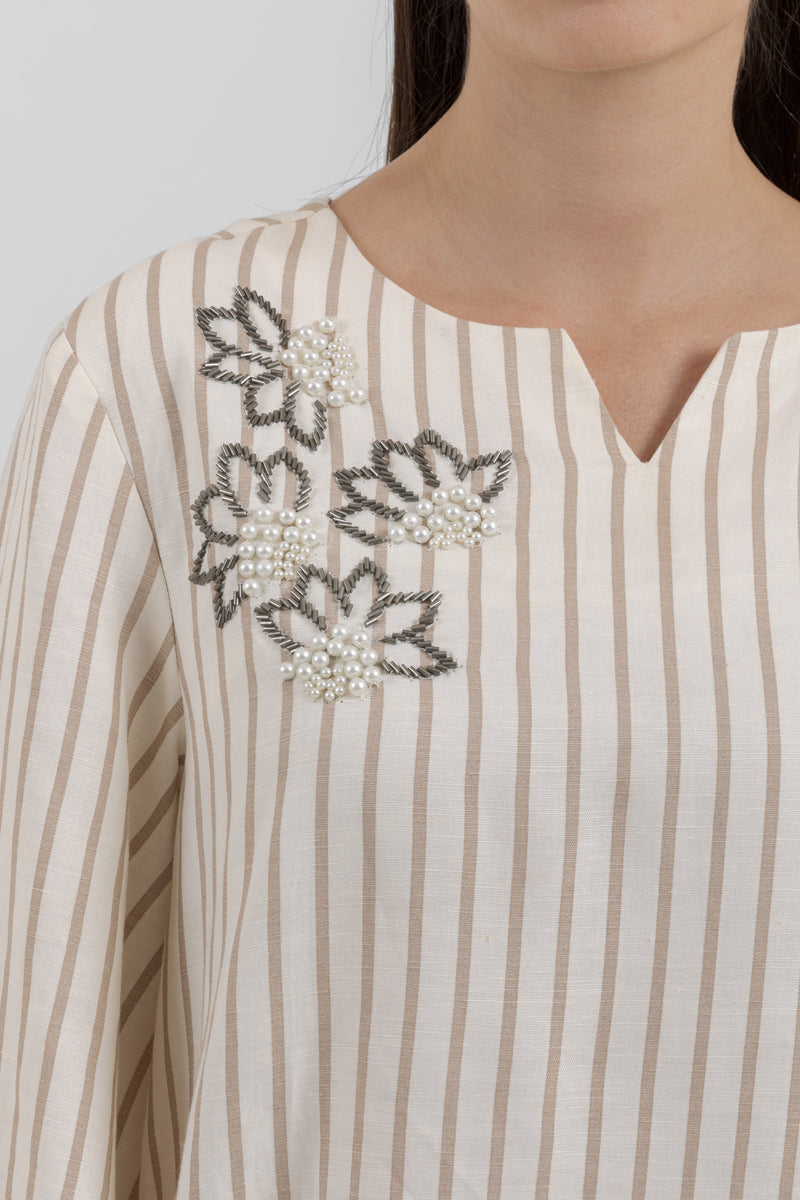 فستان طويل مخطط بتطريز جانبي