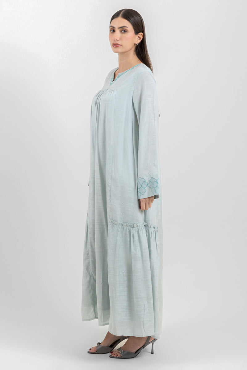 فستان طويل واسع بتفاصيل مطرزة