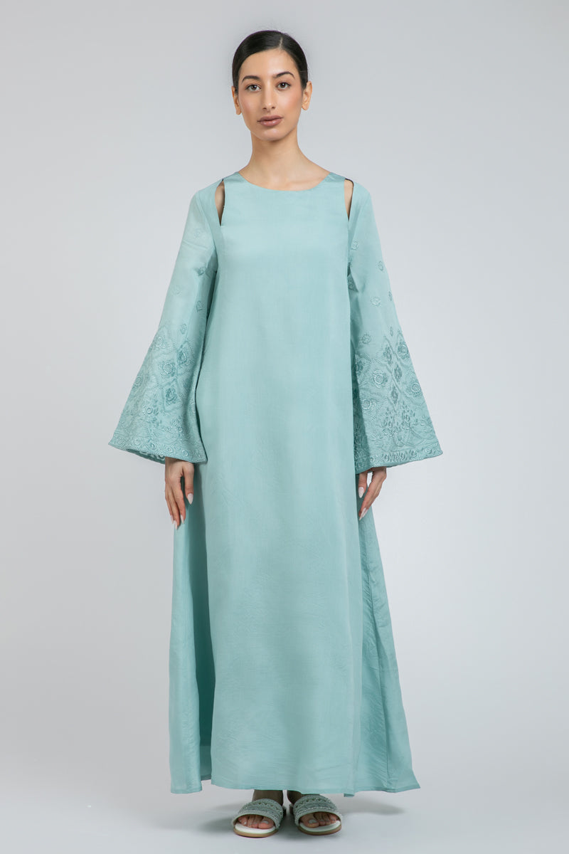 فستان ماكسي بأكمام واسعة مطرزة