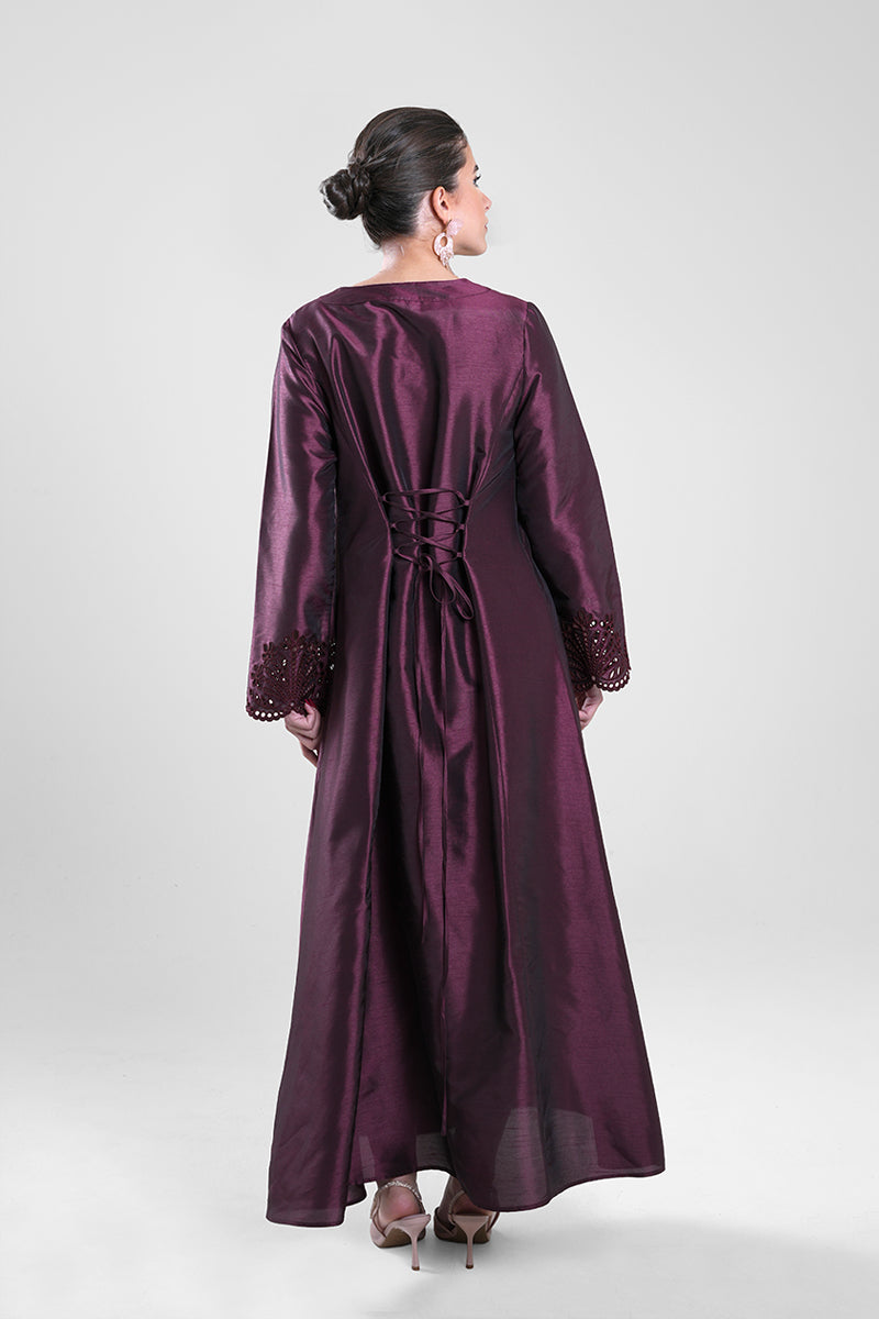 فستان طويل مع تفصيل ربط خلفي