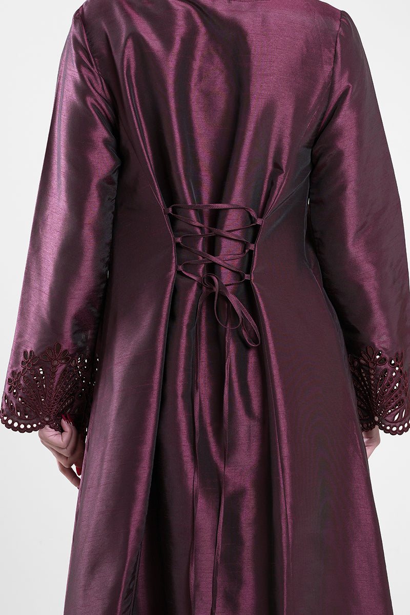 فستان طويل مع تفصيل ربط خلفي