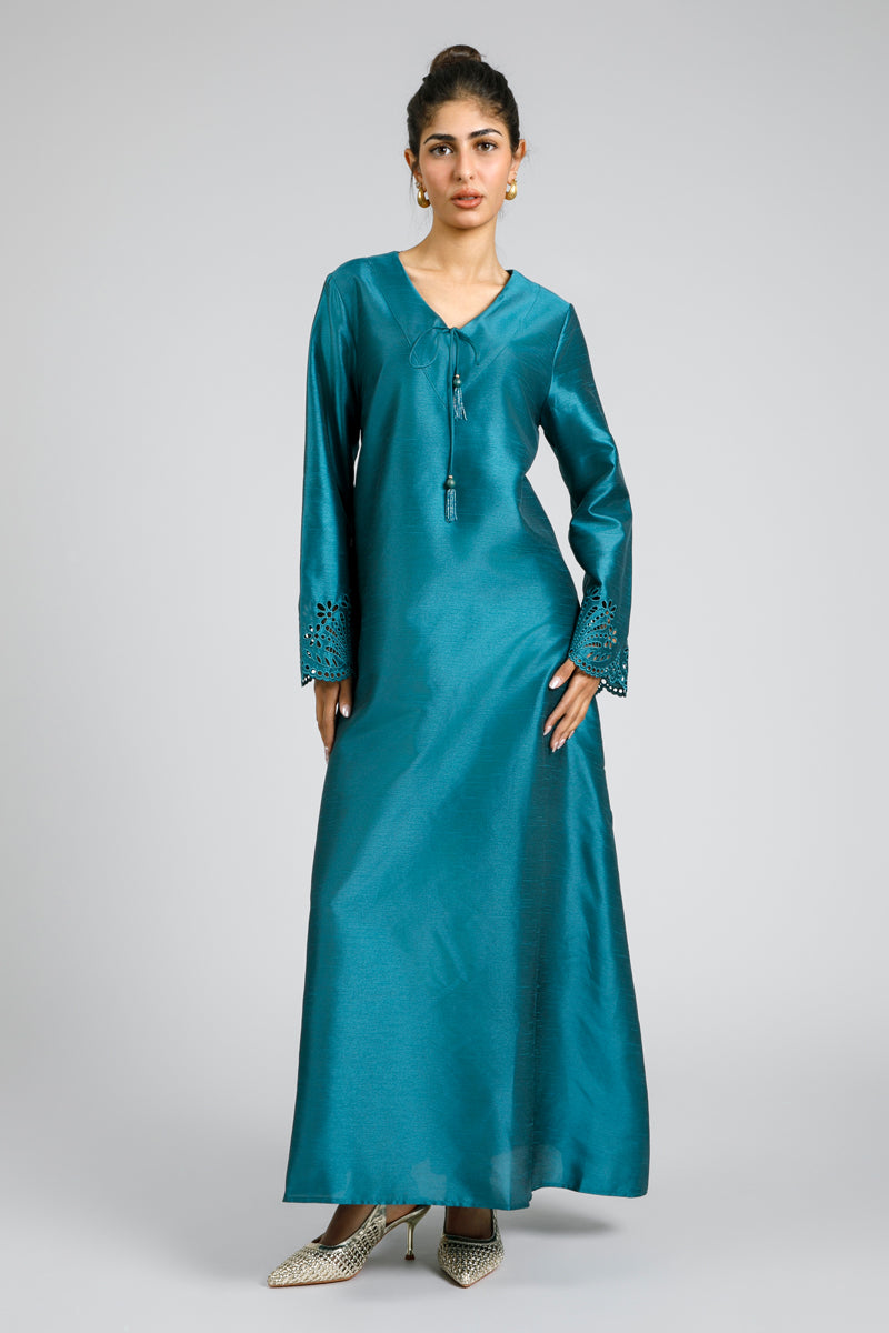 فستان طويل مع تفصيل ربط خلفي