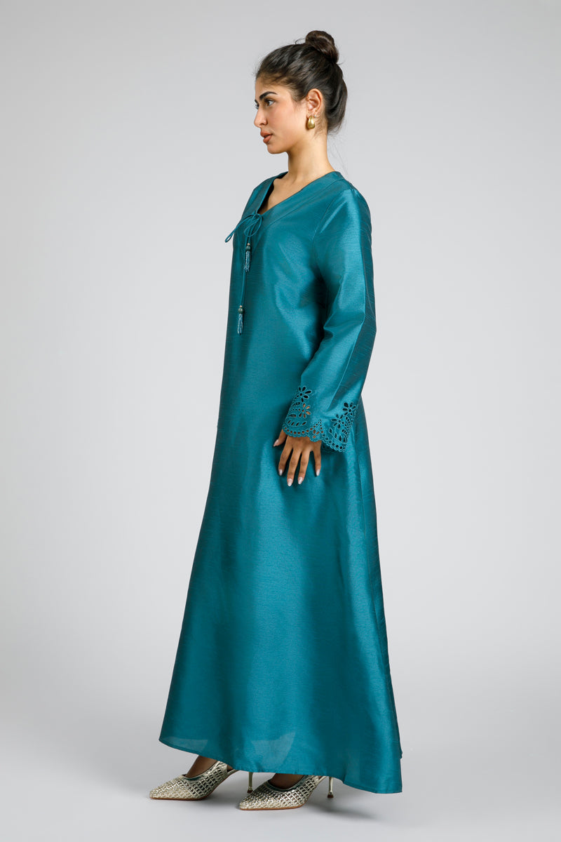 فستان طويل مع تفصيل ربط خلفي