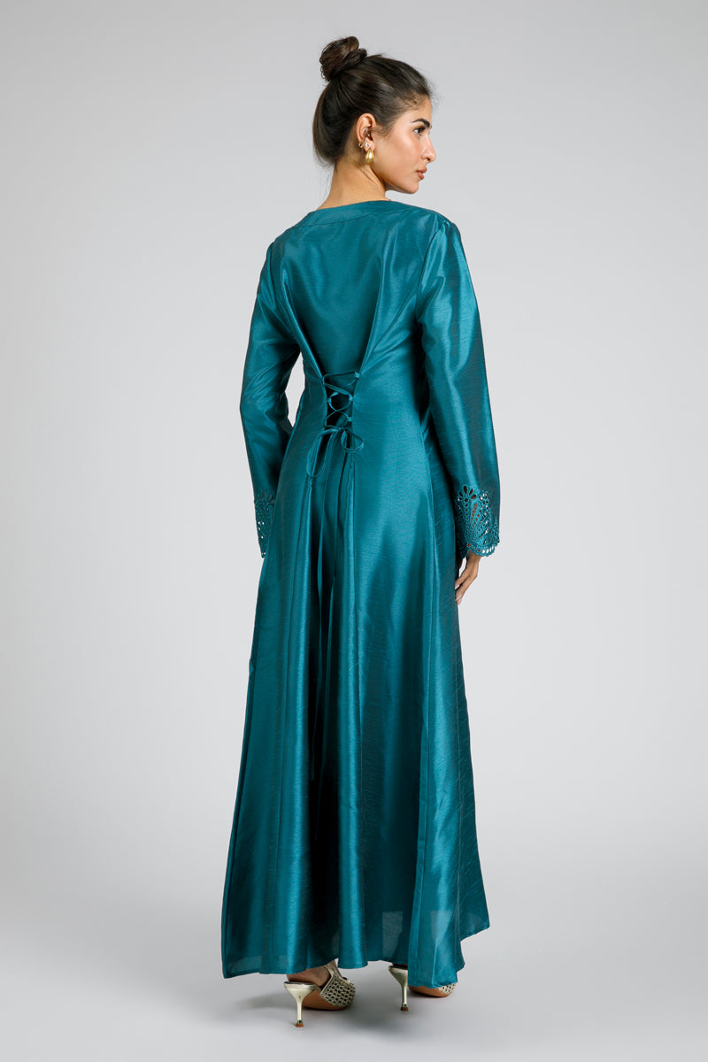 فستان طويل مع تفصيل ربط خلفي