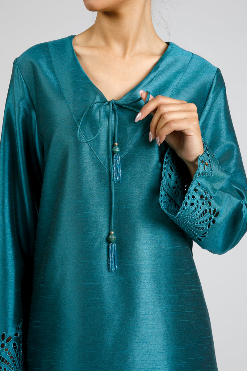 فستان طويل مع تفصيل ربط خلفي