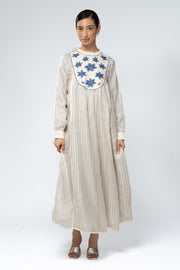 فستان مخطط مطرزة بنقوش موردة