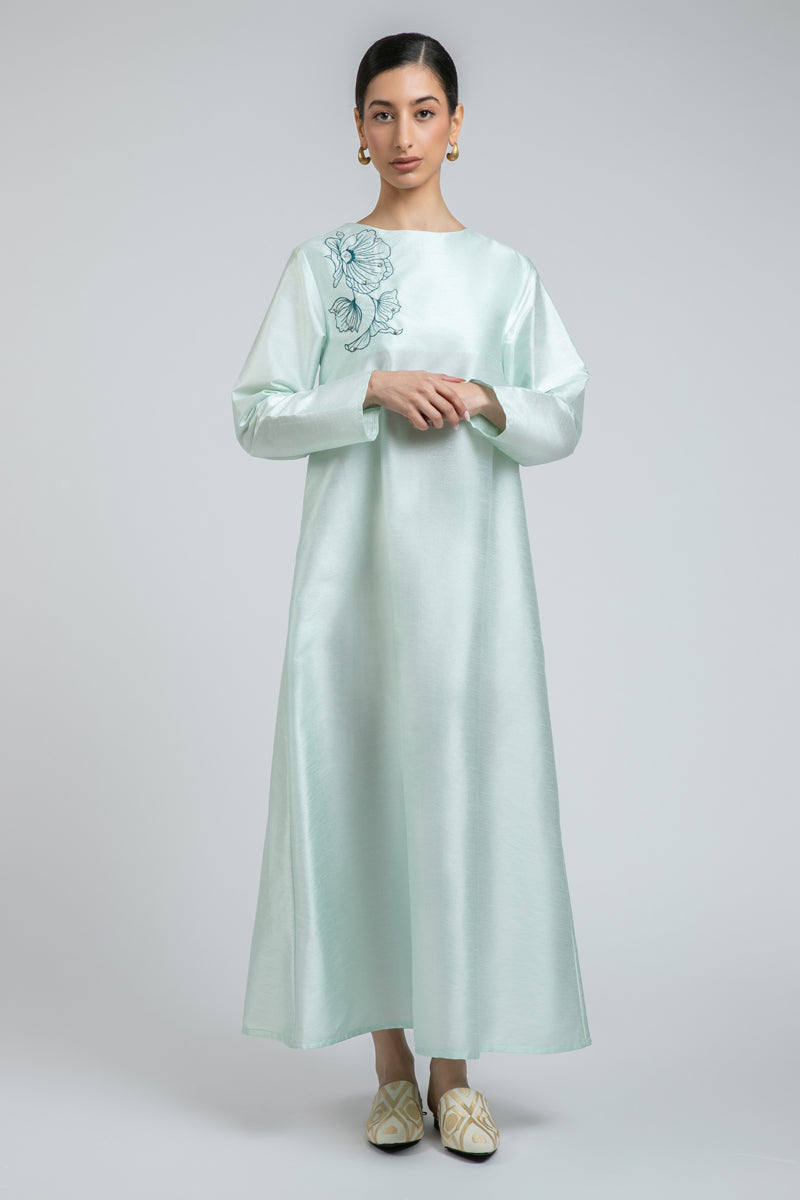 فستان طويل بقصة انسيابية وتطريز