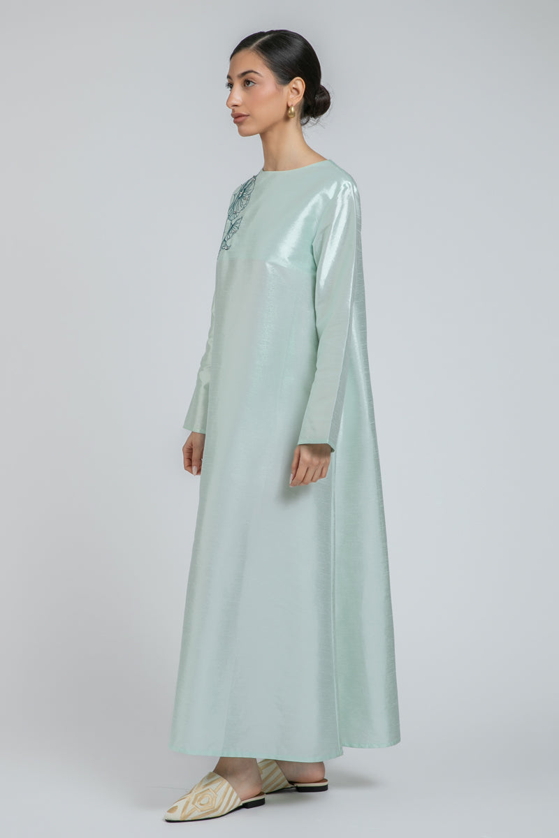 فستان طويل بقصة انسيابية وتطريز