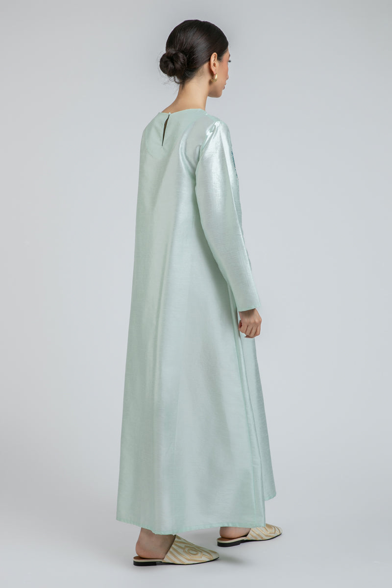 فستان طويل بقصة انسيابية وتطريز