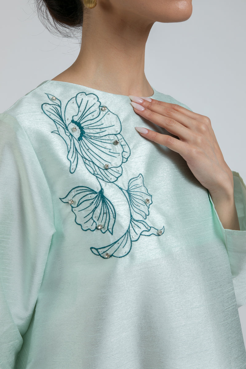 فستان طويل بقصة انسيابية وتطريز